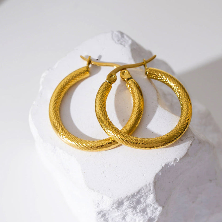 JUNKA Gold : Boucles d'oreilles à motif tressé, largeur moyenne, pour toutes les occasions.
