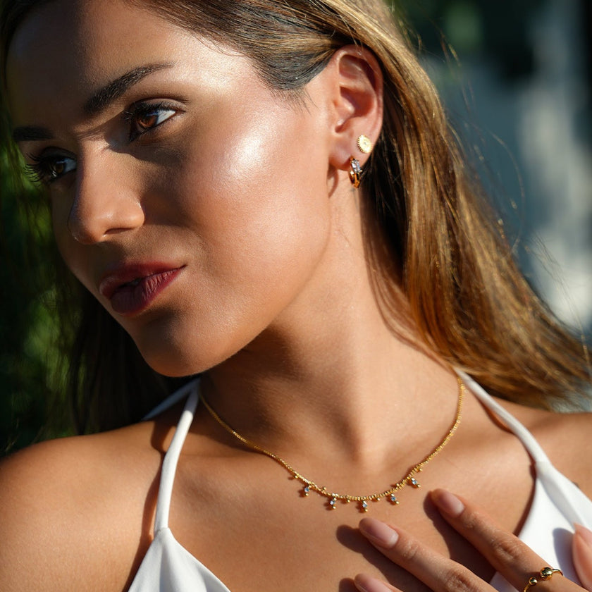 Style KALPI : Collier en chaîne à perles et zircons dorés.