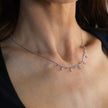 Style KALPI : Collier en chaîne avec perles et zircons, couleur argent.