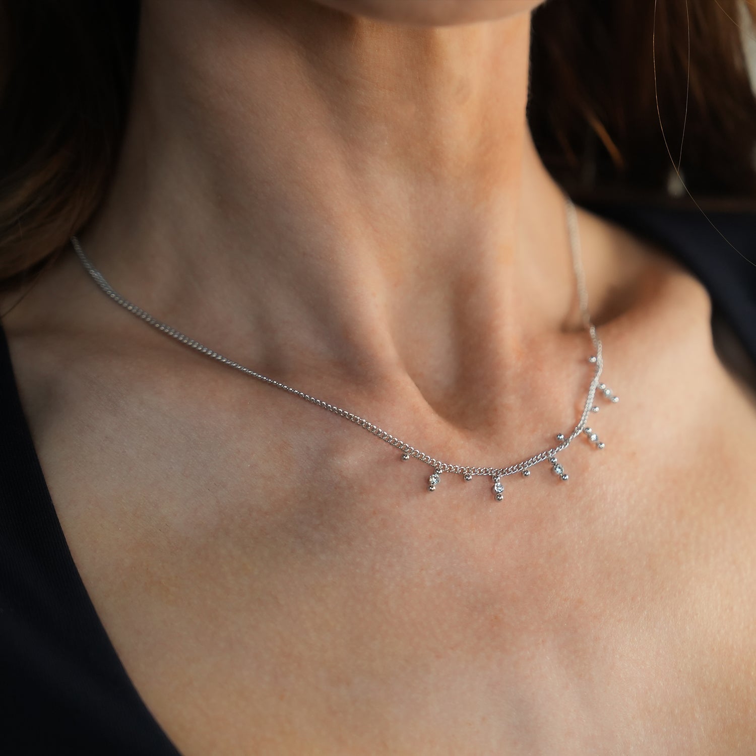 Style KALPI : Collier en chaîne avec perles et zircons, couleur argent.