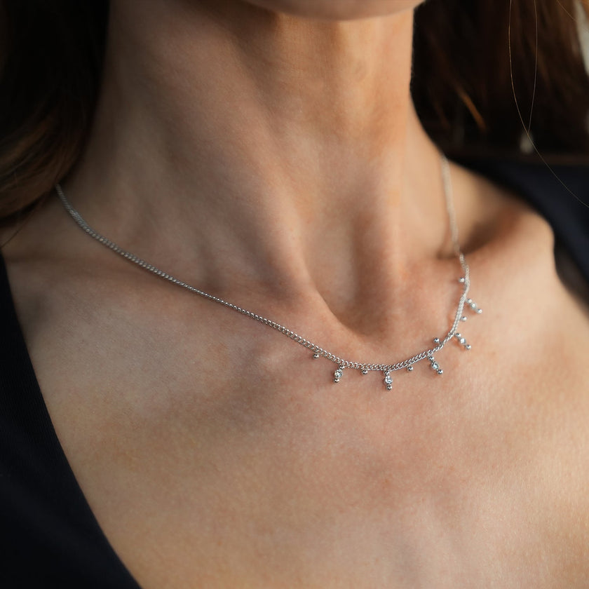 Style KALPI : Collier en chaîne avec perles et zircons, couleur argent.