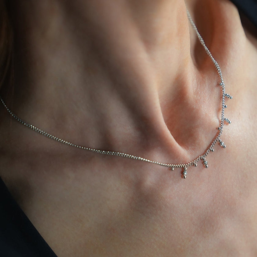 Style KALPI : Collier en chaîne avec perles et zircons, couleur argent.