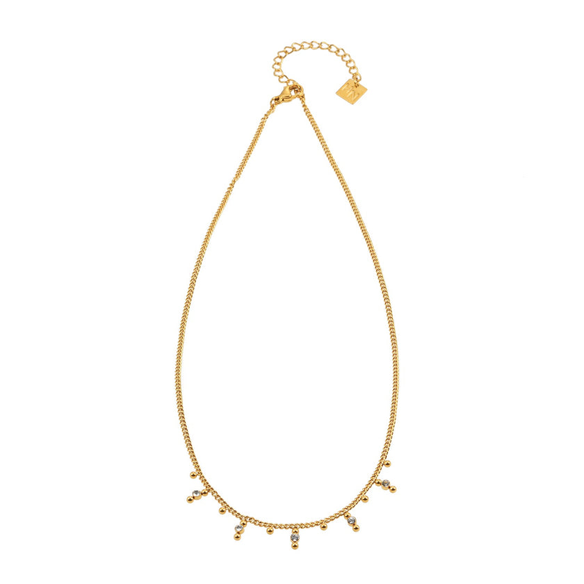 Style KALPI : Collier en chaîne à perles et zircons dorés.