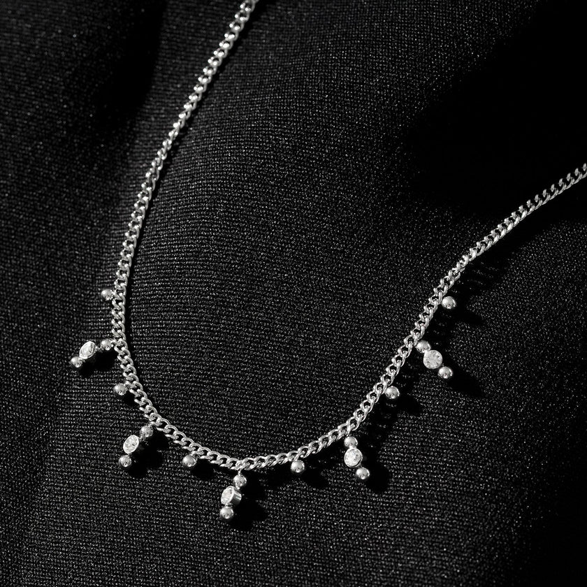 Style KALPI : Collier en chaîne avec perles et zircons, couleur argent.
