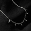 Style KALPI : Collier en chaîne avec perles et zircons, couleur argent.