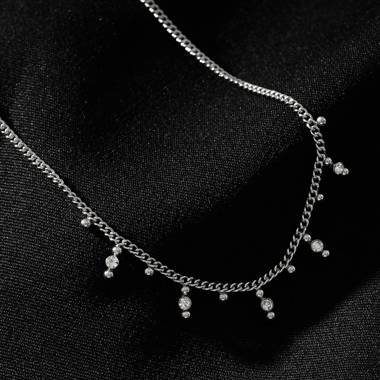 Style KALPI : Collier en chaîne avec perles et zircons, couleur argent.
