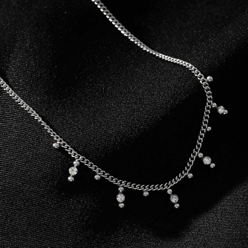 Style KALPI : Collier en chaîne avec perles et zircons, couleur argent.