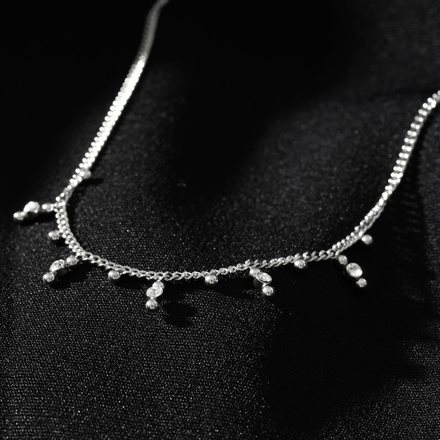 Style KALPI : Collier en chaîne avec perles et zircons, couleur argent.