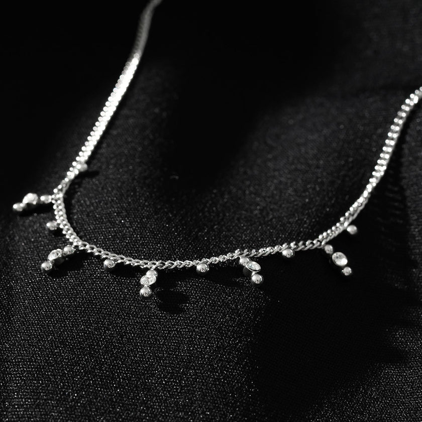 Style KALPI : Collier en chaîne avec perles et zircons, couleur argent.