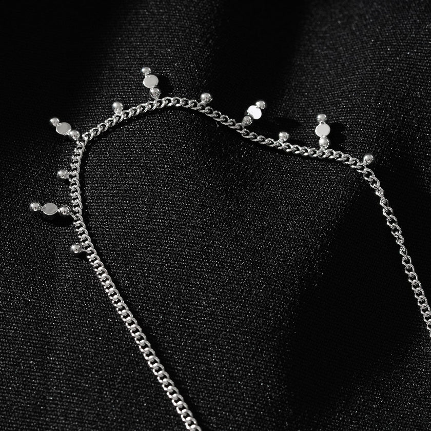 Style KALPI : Collier en chaîne avec perles et zircons, couleur argent.