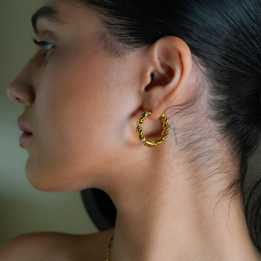 Style KAMENZ: Twisted Textured Hoop Earrings with Zirconia Embellishments.