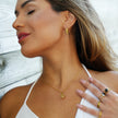Style KARJAT : Collier à chaîne dorée avec pendentif en zircone géométrique en cage.