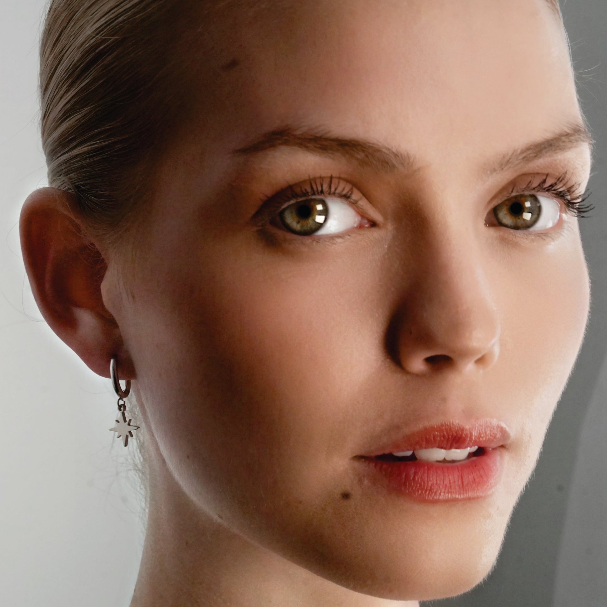 KAYLIN Silver : Mini boucles d'oreilles avec breloque étoile
