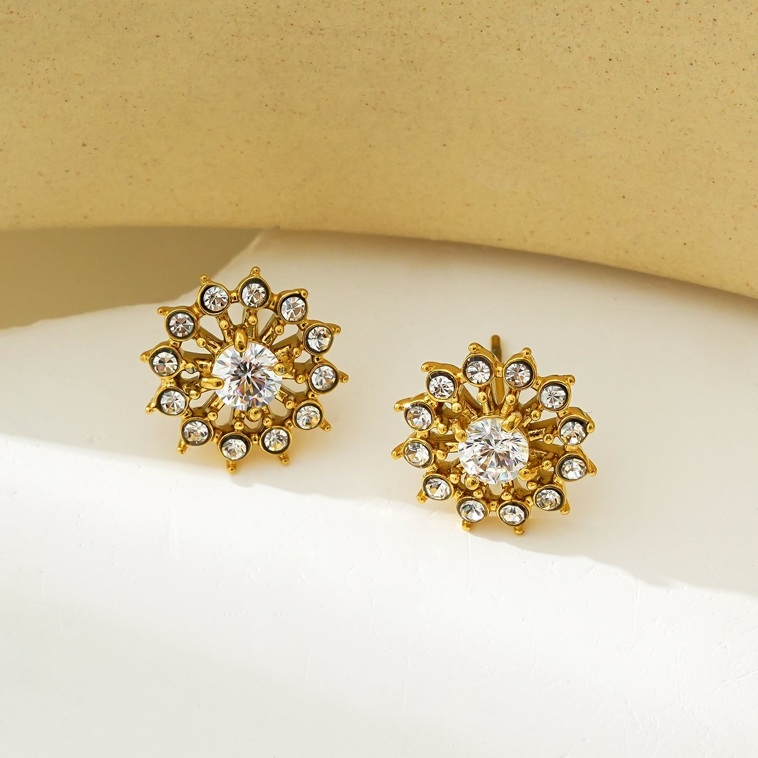 KERELA Gold : Boucles d'oreilles en forme d'étoile scintillante en zircone (CZ)