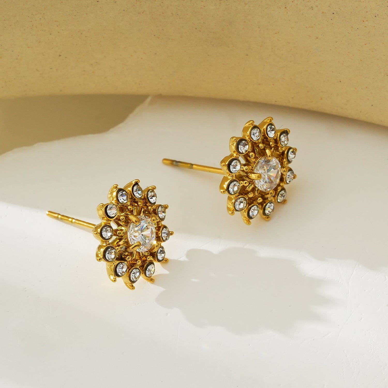 KERELA Gold : Boucles d'oreilles en forme d'étoile scintillante en zircone (CZ)