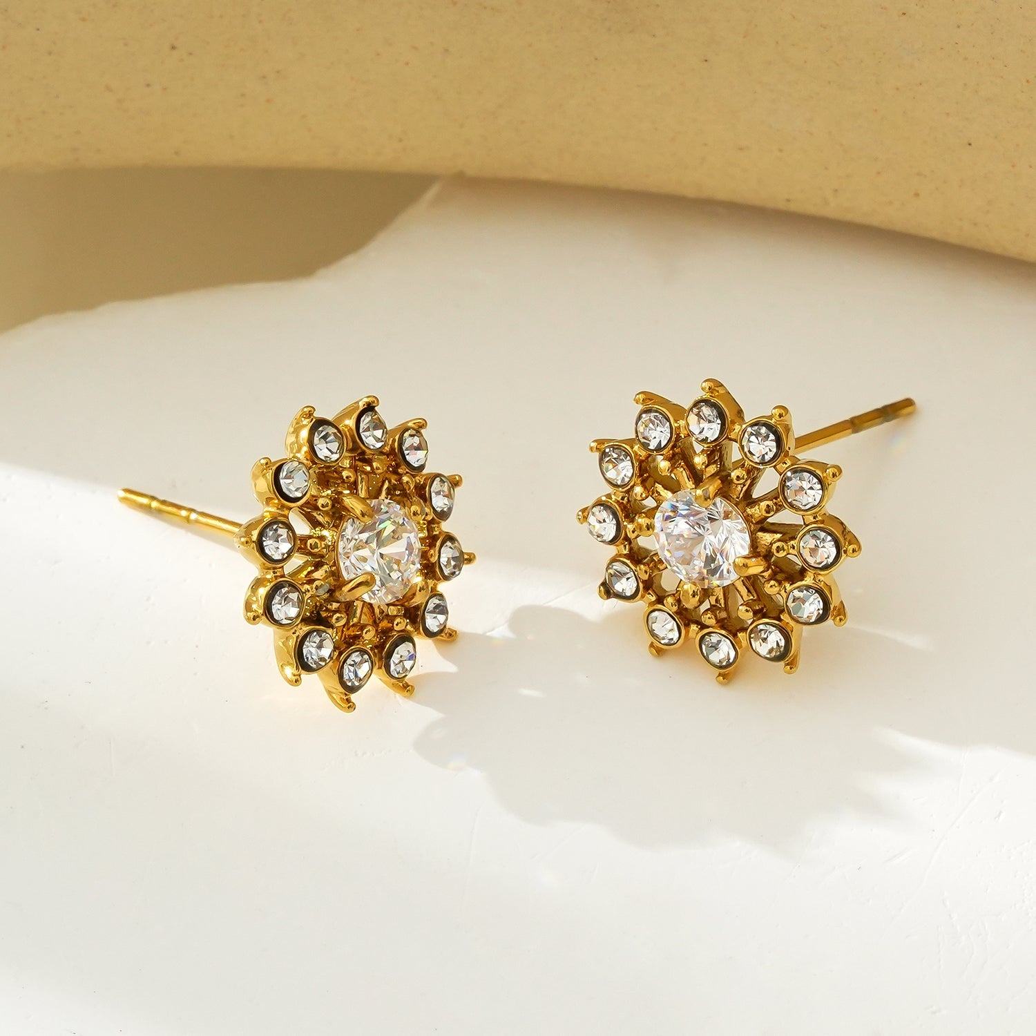 KERELA Gold : Boucles d'oreilles en forme d'étoile scintillante en zircone (CZ)