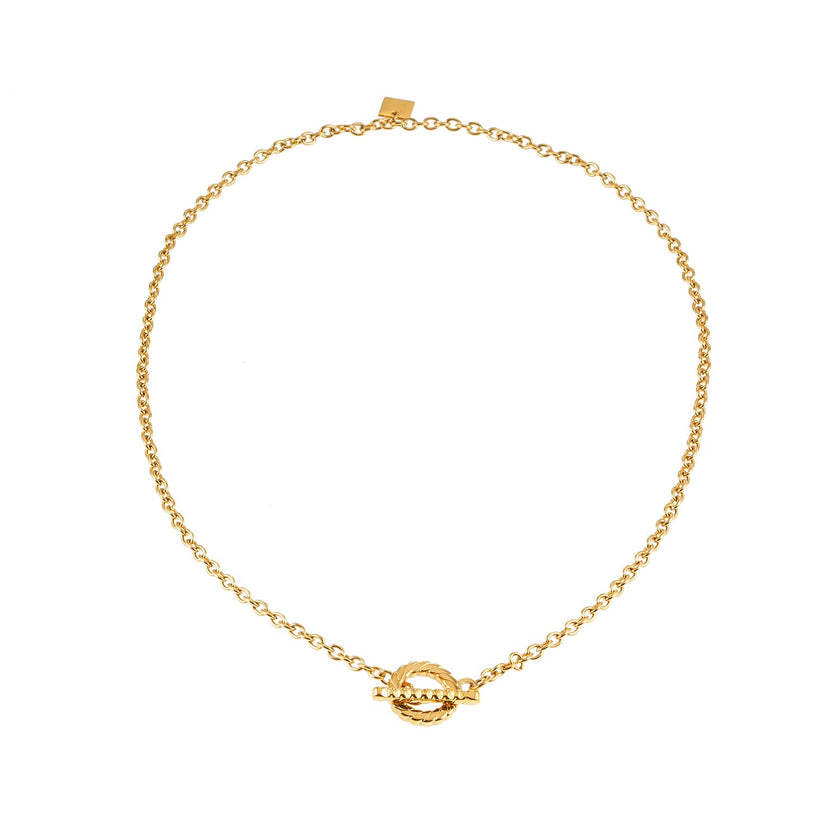 KETCHIGAN : Collier en chaîne classique avec barre en T texturée et pendentif anneau en or.