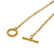 KETCHIGAN : Collier en chaîne classique avec barre en T texturée et pendentif anneau en or.