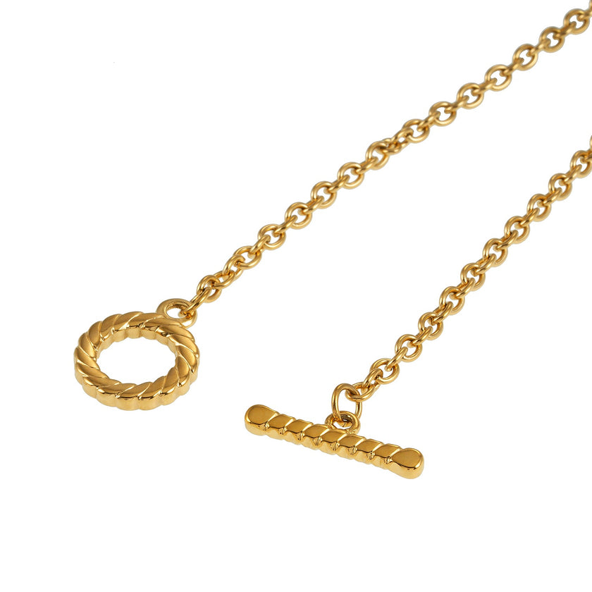 KETCHIGAN : Collier en chaîne classique avec barre en T texturée et pendentif anneau en or.