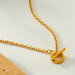 KETCHIGAN : Collier en chaîne classique avec barre en T texturée et pendentif anneau en or.