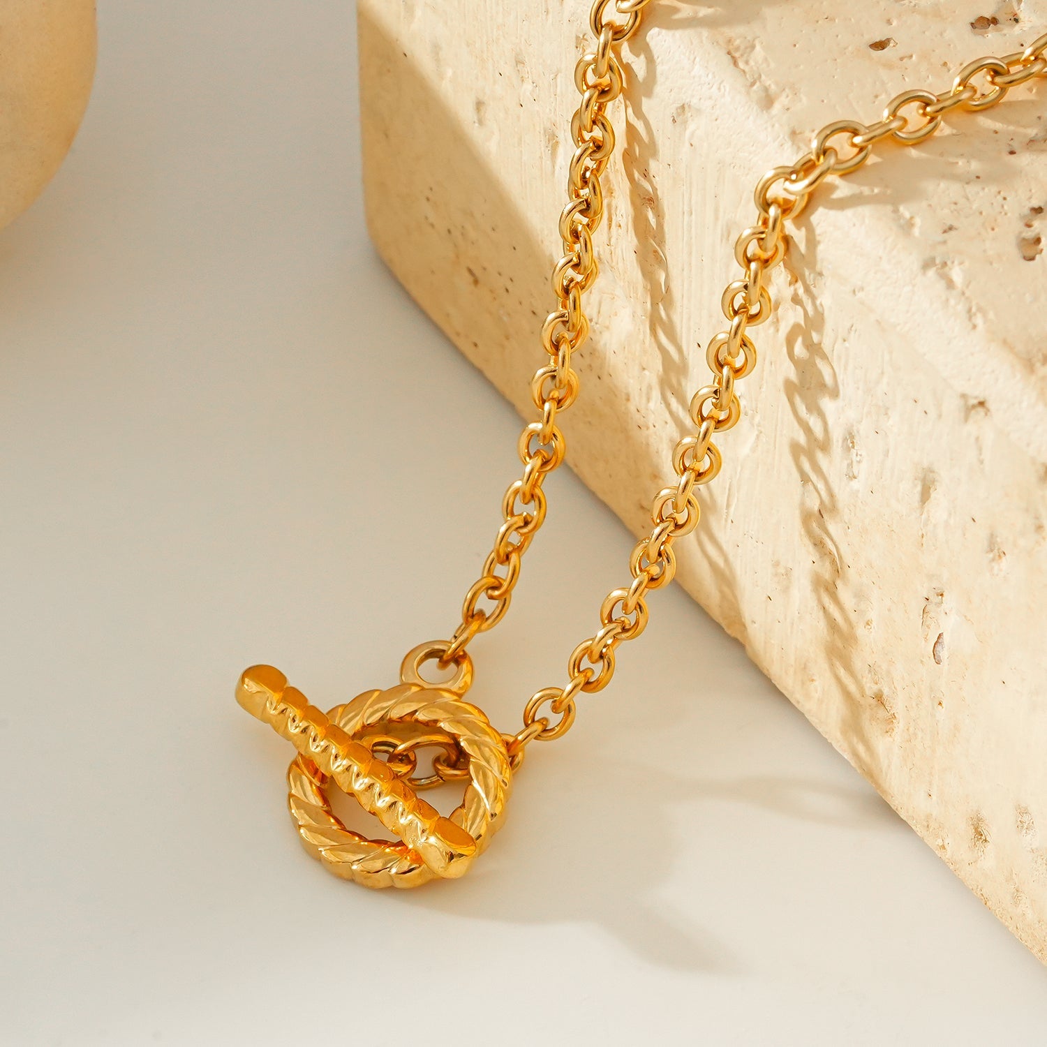 KETCHIGAN : Collier en chaîne classique avec barre en T texturée et pendentif anneau en or.