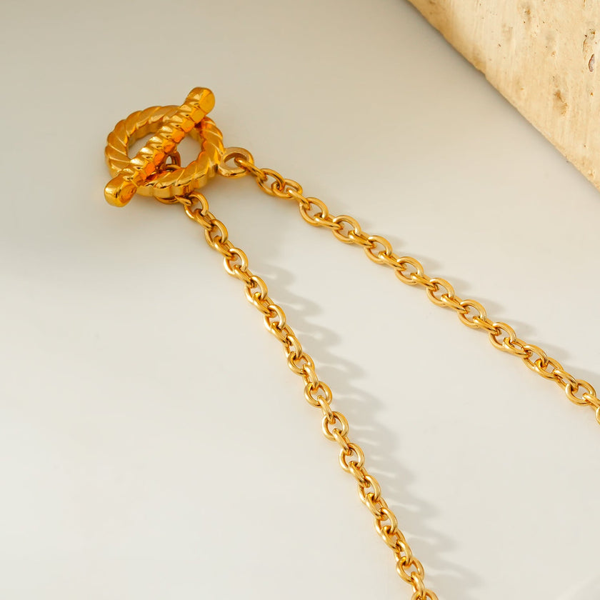 KETCHIGAN : Collier en chaîne classique avec barre en T texturée et pendentif anneau en or.