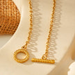 KETCHIGAN : Collier en chaîne classique avec barre en T texturée et pendentif anneau en or.