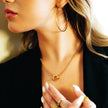 KETCHIGAN : Collier en chaîne classique avec barre en T texturée et pendentif anneau en or.