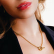 KETCHIGAN : Collier en chaîne classique avec barre en T texturée et pendentif anneau en or.