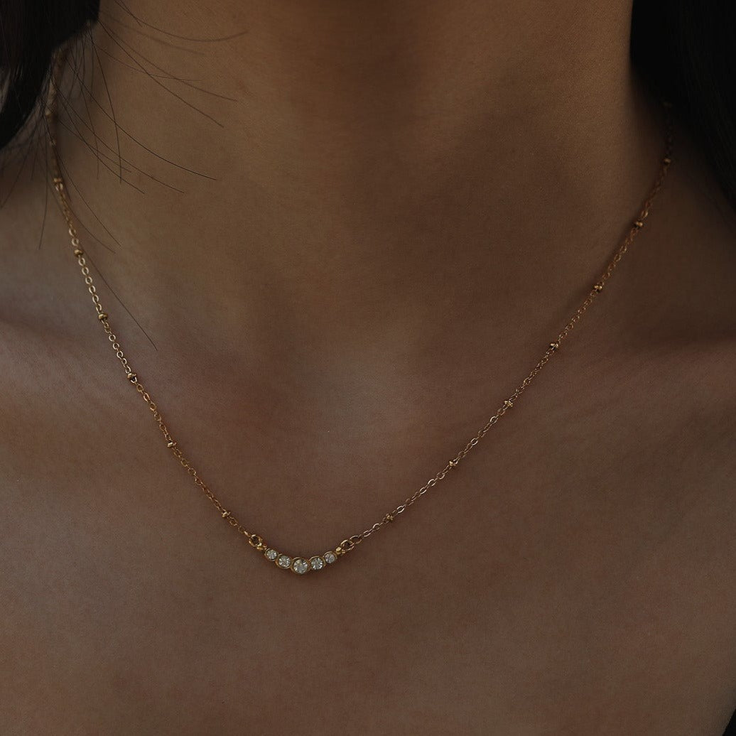 Chaîne dorée perlée KIMI avec pendentif en zircone pavé délicat.
