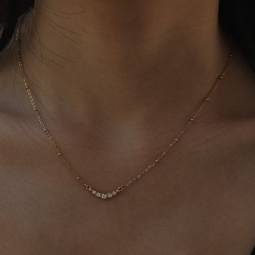 Chaîne dorée perlée KIMI avec pendentif en zircone pavé délicat.