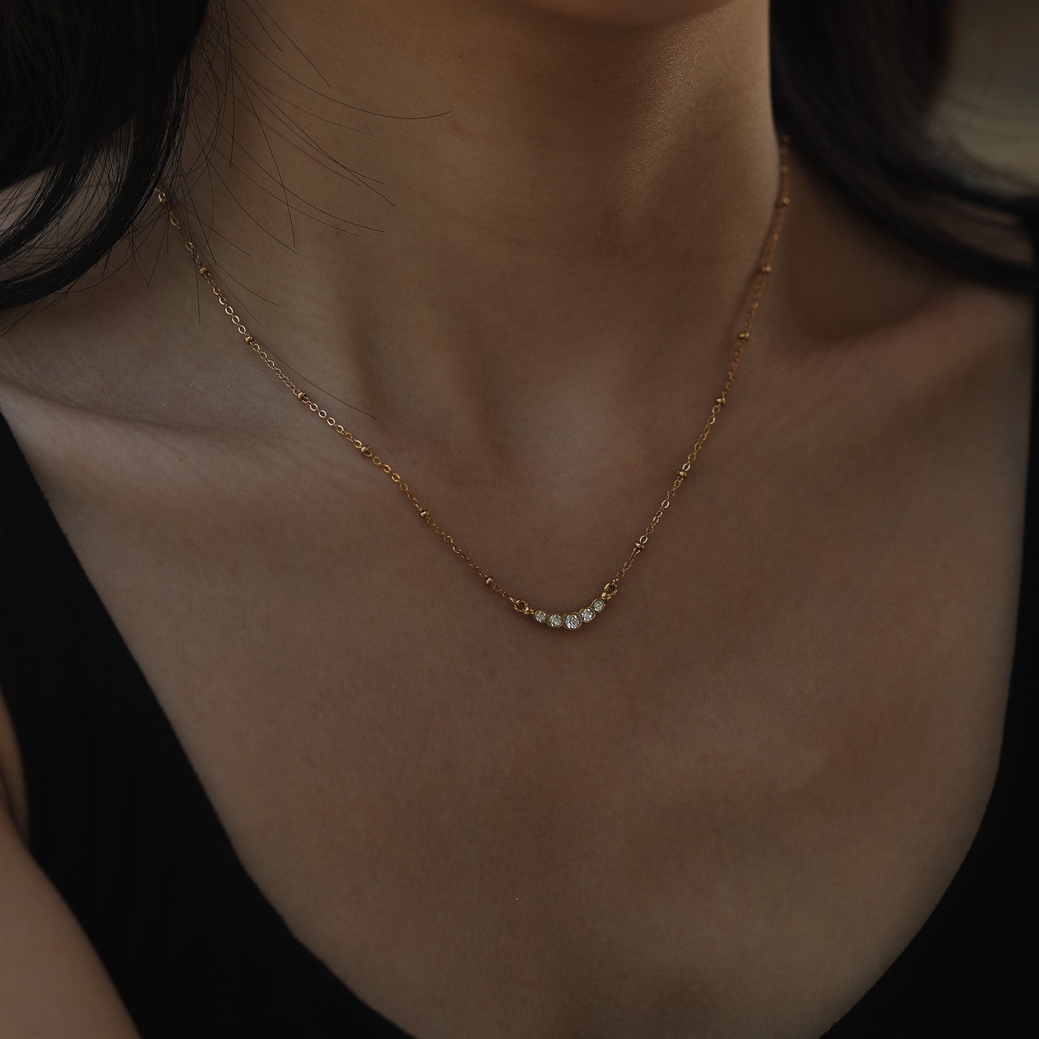 Chaîne dorée perlée KIMI avec pendentif en zircone pavé délicat.