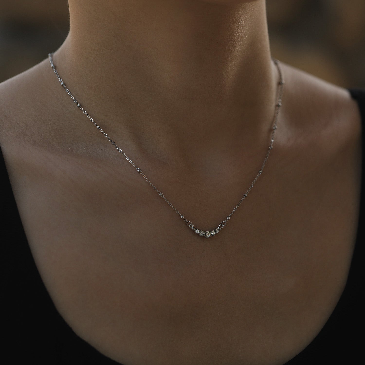 Chaîne en argent perlée KIMI avec pendentif en zircone pavé délicat.