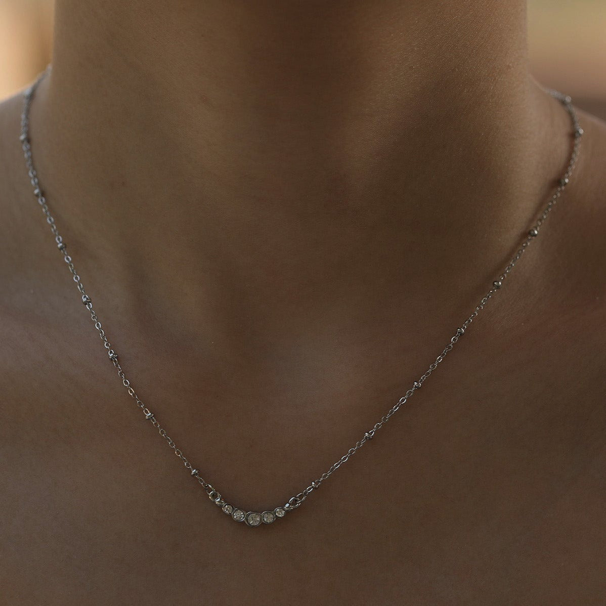 Chaîne en argent perlée KIMI avec pendentif en zircone pavé délicat.