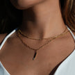 Style KORATIA : Collier minimaliste avec chaîne à maillons plats et pendentif barre en or incrusté de zircone.