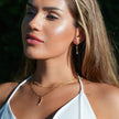 Style KORATIA : Collier minimaliste avec chaîne à maillons plats et pendentif barre en or incrusté de zircone.