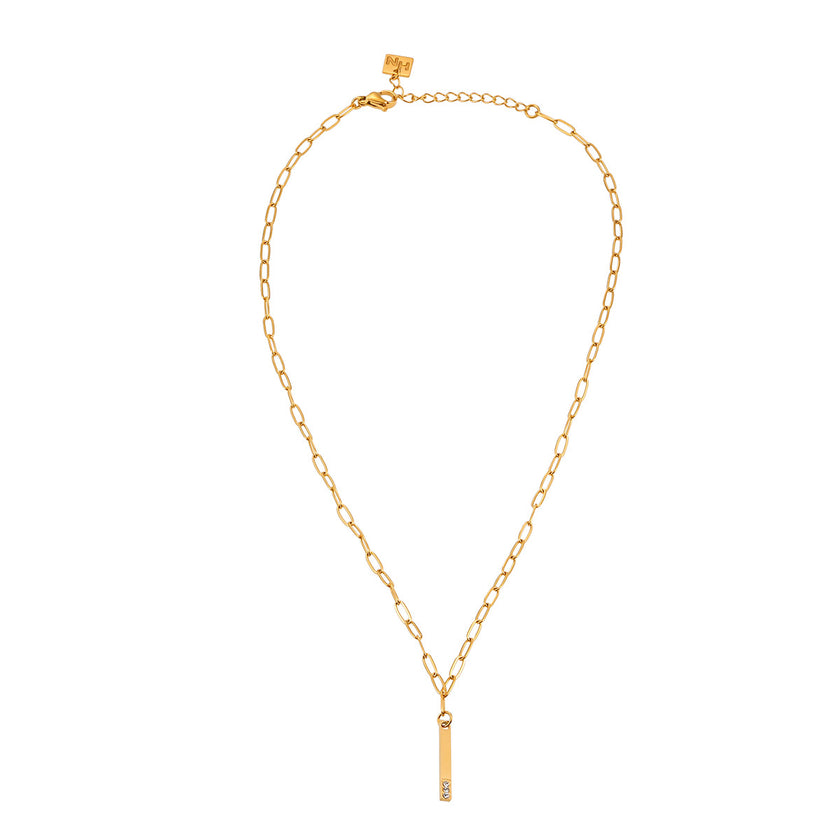 Style KORATIA : Collier minimaliste avec chaîne à maillons plats et pendentif barre en or incrusté de zircone.