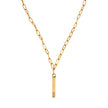 Style KORATIA : Collier minimaliste avec chaîne à maillons plats et pendentif barre en or incrusté de zircone.