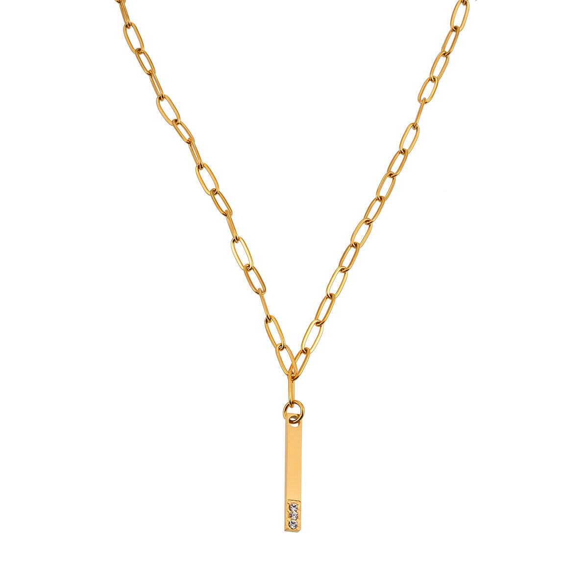 Style KORATIA : Collier minimaliste avec chaîne à maillons plats et pendentif barre en or incrusté de zircone.