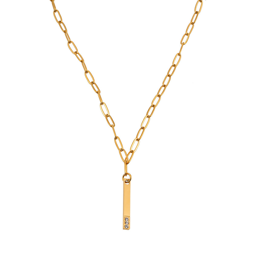 Style KORATIA : Collier minimaliste avec chaîne à maillons plats et pendentif barre en or incrusté de zircone.