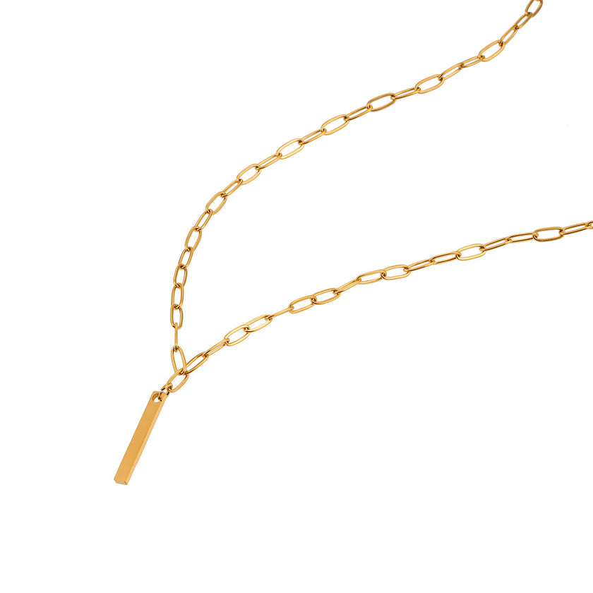 Style KORATIA : Collier minimaliste avec chaîne à maillons plats et pendentif barre en or incrusté de zircone.