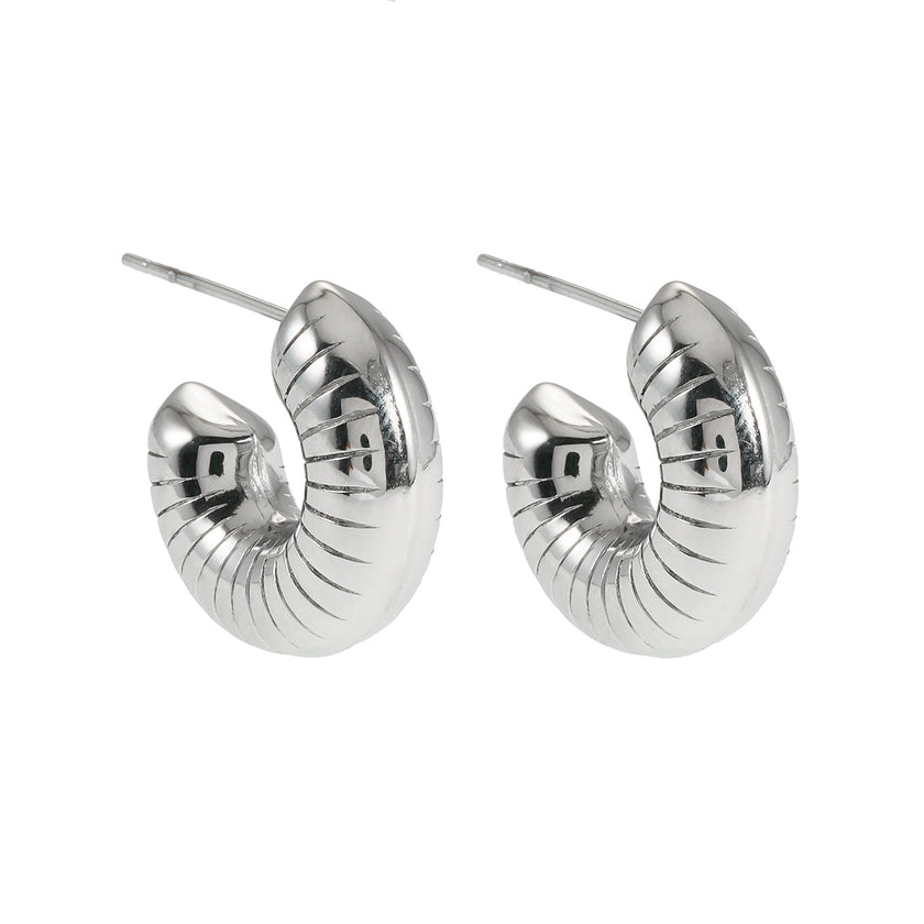 KOTOHIRA : Boucles d'oreilles créoles tubulaires à surface texturée, effet creux et volumineux, en or blanc argenté.