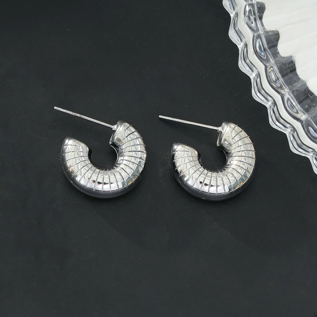 KOTOHIRA : Boucles d'oreilles créoles tubulaires à surface texturée, effet creux et volumineux, en or blanc argenté.