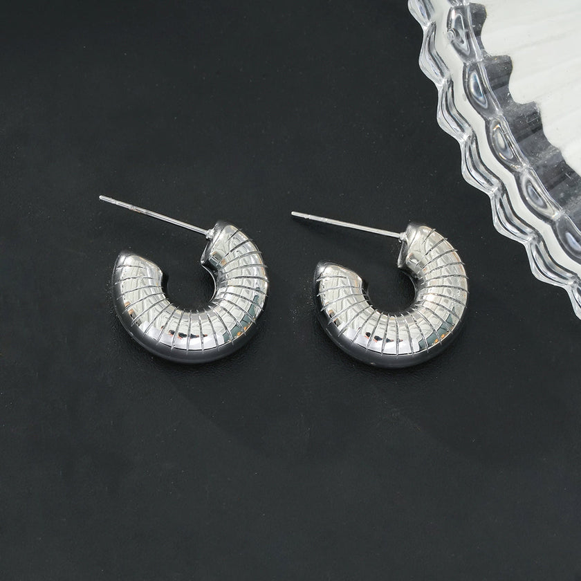 KOTOHIRA : Boucles d'oreilles créoles tubulaires à surface texturée, effet creux et volumineux, en or blanc argenté.