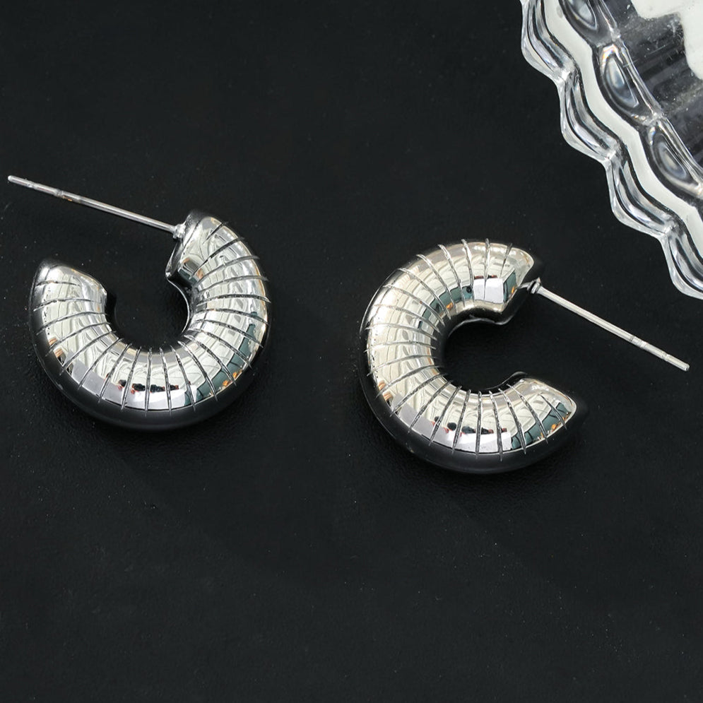 KOTOHIRA : Boucles d'oreilles créoles tubulaires à surface texturée, effet creux et volumineux, en or blanc argenté.