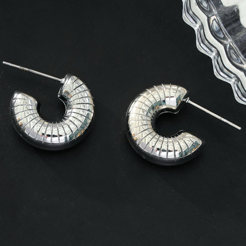 KOTOHIRA : Boucles d'oreilles créoles tubulaires à surface texturée, effet creux et volumineux, en or blanc argenté.