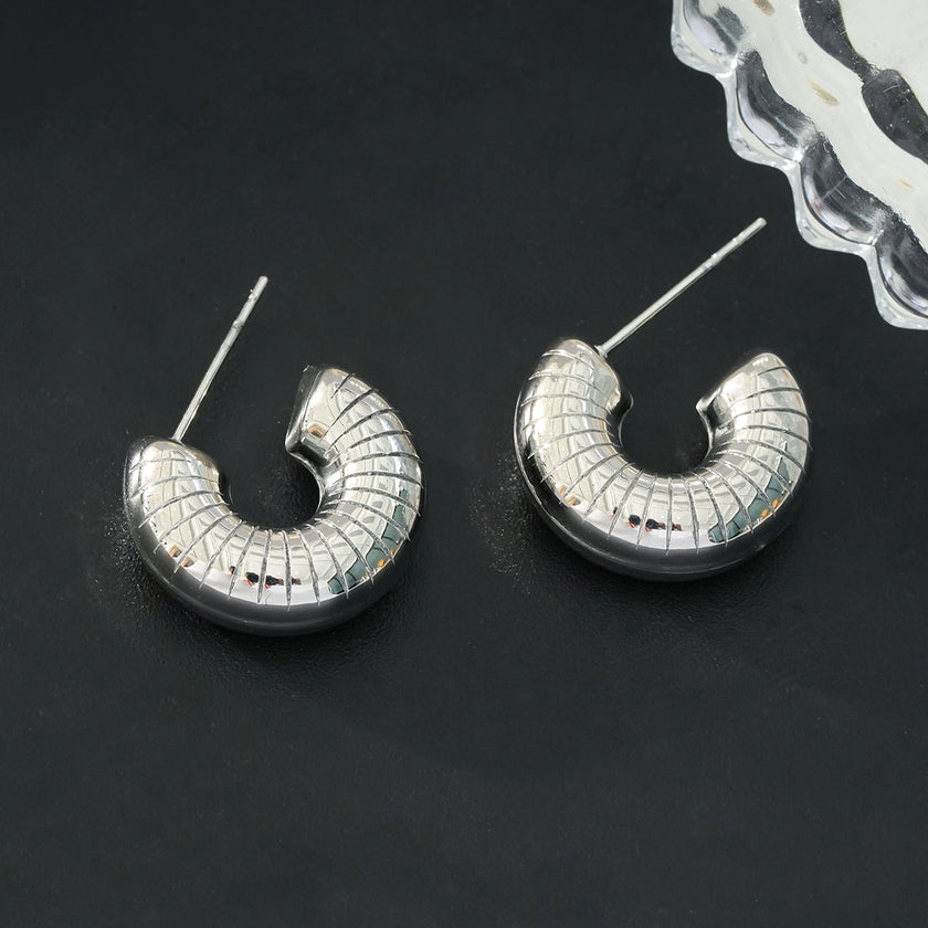 KOTOHIRA : Boucles d'oreilles créoles tubulaires à surface texturée, effet creux et volumineux, en or blanc argenté.