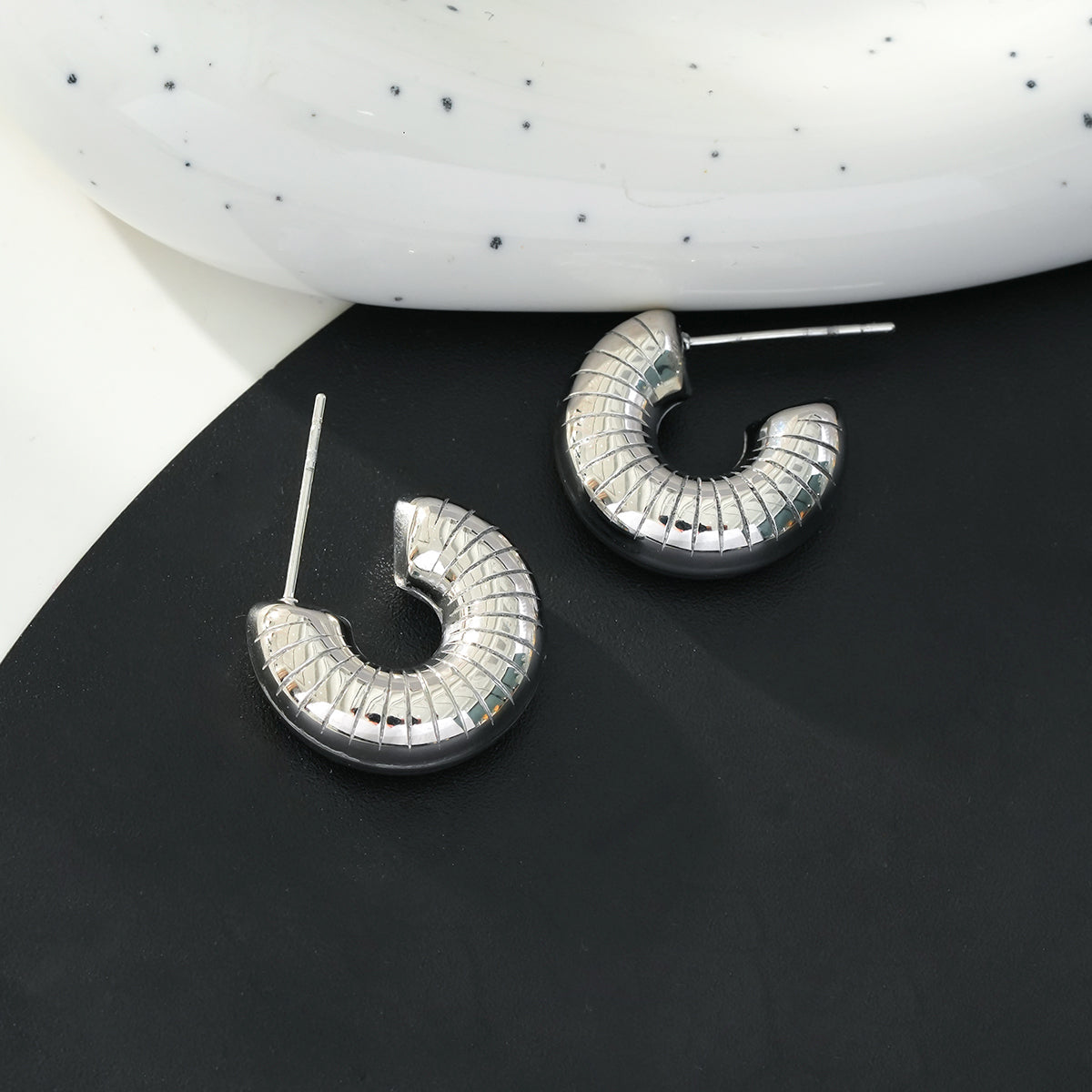 KOTOHIRA : Boucles d'oreilles créoles tubulaires à surface texturée, effet creux et volumineux, en or blanc argenté.