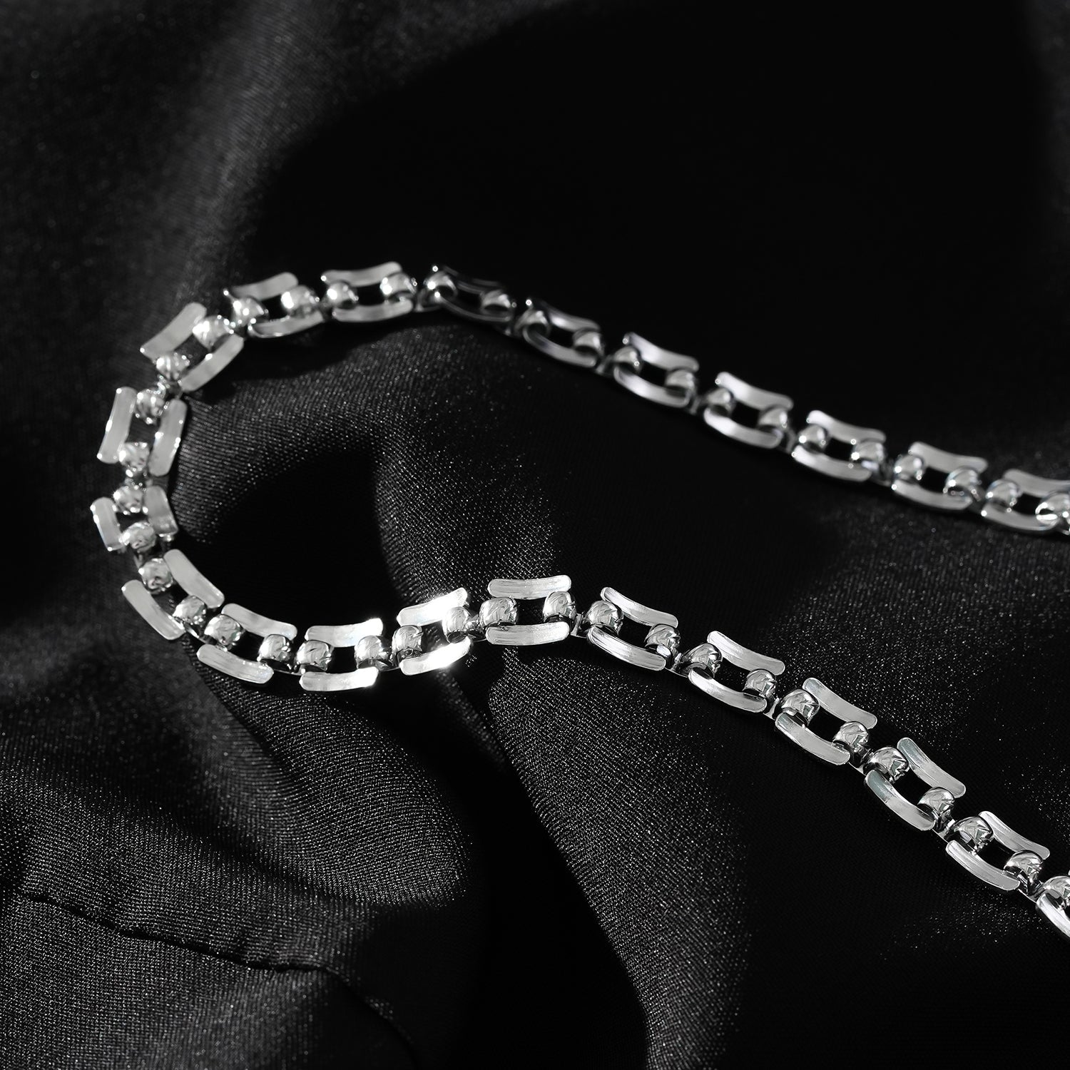 Style KOVVUR: Retro Twin Chain Necklace in White Gold (Silver Toned)