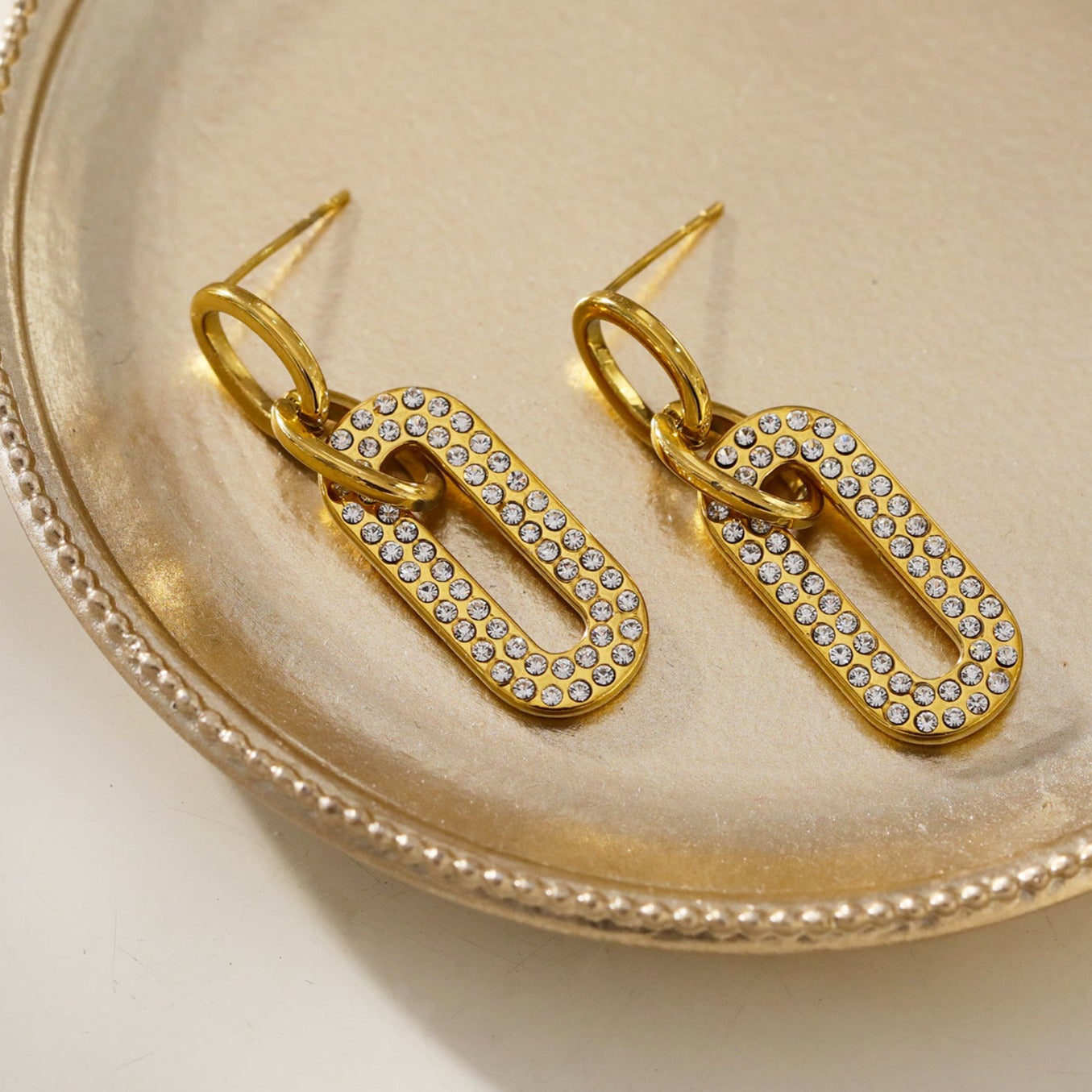 LAIA : Boucles d'oreilles rectangulaires arrondies serties de pierres précieuses en zircone.